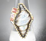Серебряное кольцо с резной перламутровой раковиной, гранатом и турмалинами