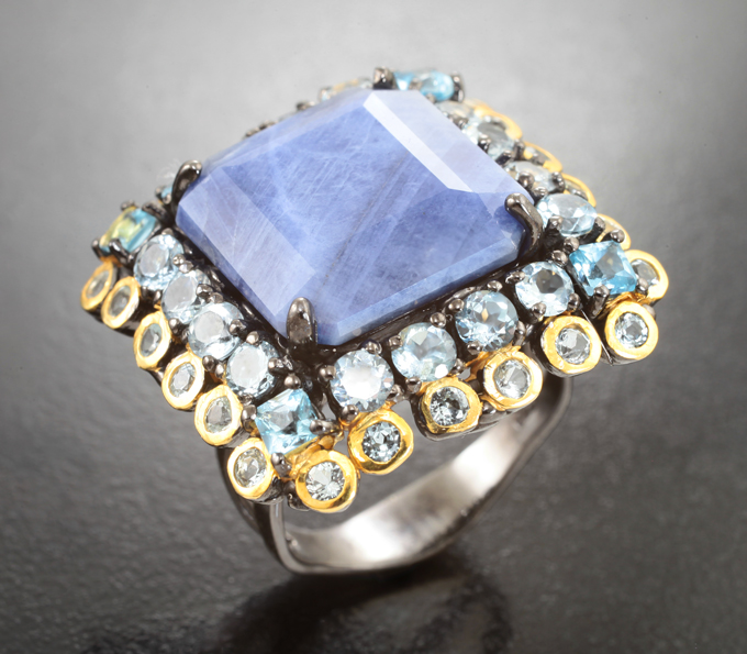 Серебряное кольцо с синим агатом и голубыми топазами