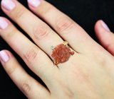Золотое кольцо с крупным резным солнечным камнем 13,2 карата и разноцветными сапфирами