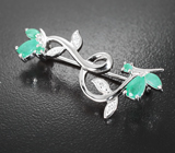 Изысканная серебряная брошь с изумрудами