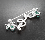 Изысканная серебряная брошь с изумрудами