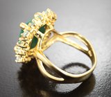 Серебряное кольцо с насыщенным изумрудом классической огранки 5,53 карата и голубыми топазами
