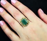 Серебряное кольцо с насыщенным изумрудом классической огранки 5,53 карата и голубыми топазами