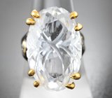 Серебряное кольцо с резным бесцветным кварцем и голубыми топазами Серебро 925