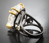 Серебряное кольцо с резным бесцветным кварцем и голубыми топазами Серебро 925