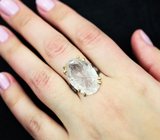 Серебряное кольцо с резным бесцветным кварцем и голубыми топазами