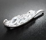 Элегантная серебряная брошь с бесцветными топазами