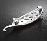 Элегантная серебряная брошь с бесцветными топазами