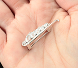 Элегантная серебряная брошь с бесцветными топазами