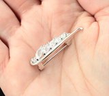 Элегантная серебряная брошь с бесцветными топазами