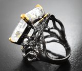Серебряное кольцо с резным бесцветным кварцем, аметистом и голубыми топазами