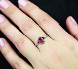 Серебряное кольцо с ярким насыщенным рубином и черными шпинелями