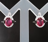 Серебряные серьги с яркими насыщенными рубинами и черными шпинелями