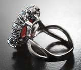 Серебряное кольцо с крупным оранжево-красным сапфиром и голубыми топазами