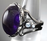 Серебряное кольцо с крупным сливовым аметистом и голубыми топазами