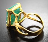 Серебряное кольцо с крупным ярким изумрудом 8,85 карата и бесцветными топазами