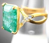 Серебряное кольцо с крупным ярким изумрудом 8,85 карата и бесцветными топазами