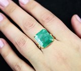 Серебряное кольцо с крупным ярким изумрудом 8,85 карата и бесцветными топазами