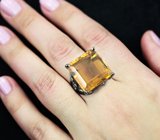 Серебряное кольцо с крупным цитрином и бесцветными топазами