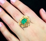 Массивное золотое кольцо с удивительным уральским изумрудом высокой дисперсии 3,22 карата и бриллиантами высоких характеристик