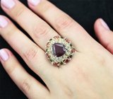 Серебряное кольцо с крупным рубином 7,84 карата, альмандинами гранатами и ограненными черными опалами