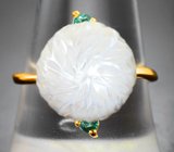 Золотое кольцо с резной морской жемчужиной Edison 12,74 карата и ярко-неоновыми уральскими изумрудами