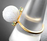 Золотое кольцо с резной морской жемчужиной Edison 12,74 карата и ярко-неоновыми уральскими изумрудами