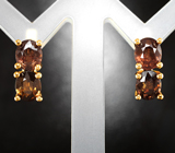 Золотые серьги с крупными насыщенными гранатами со сменой цвета 6,6 карата