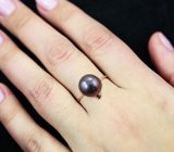 Золотое кольцо с крупной черной жемчужиной яркого титанового люстра 10,23 карата и черными шпинелями