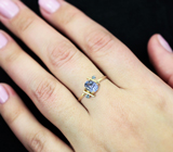 Золотое кольцо с насыщенным танзанитом высокой чистоты 1,12 карата и яркими полихромными сапфирами