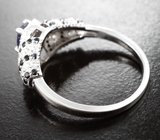 Превосходное серебряное кольцо с насыщенно-синим сапфиром и черными шпинелями