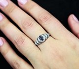 Превосходное серебряное кольцо с насыщенно-синим сапфиром и черными шпинелями