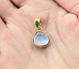 Золотой кулон с австралийским дублет опалом 4,01 карата и уральским изумрудом