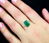 Текстурное золотое кольцо с крупным насыщенным уральским изумрудом классической огранки 4,68 карата, малым изумрудом и бриллиантом