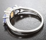 Элегантное серебряное кольцо с ограненным эфиопским опалом и танзанитами высокой чистоты