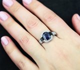 Превосходное серебряное кольцо с ярким насыщенно-синим сапфиром и черными шпинелями
