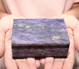 Шкатулка для украшений из сибирского чароита, серпентина и долерита