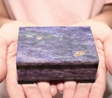 Шкатулка для украшений из сибирского чароита, серпентина и долерита