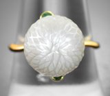 Золотое кольцо с крупной резной морской жемчужиной Edison 12,38 карата и уральскими изумрудами