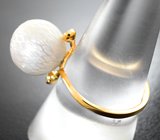 Золотое кольцо с крупной резной морской жемчужиной Edison 12,38 карата и уральскими изумрудами