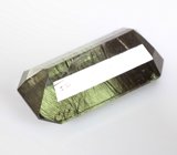 Крупный перидот с включениями рутила 8,01 карата
