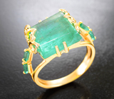 Золотое кольцо с крупным ярким «неоновым» уральским изумрудом авторской огранки 8,98 карата, малыми изумрудами и бриллиантами