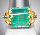 Золотое кольцо с крупным ярким «неоновым» уральским изумрудом авторской огранки 8,98 карата, малыми изумрудами и бриллиантами