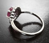 Эффектное серебряное кольцо с рубином и разноцветными сапфирами бриллиантовой огранки