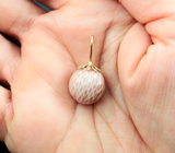 Золотой кулон с крупной резной жемчужиной Edison 13,6 карата