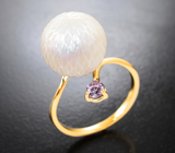 Золотое кольцо с крупной резной морской жемчужиной Edison 13,63 карата и пурпурными сапфирами