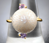 Золотое кольцо с крупной резной морской жемчужиной Edison 13,63 карата и пурпурными сапфирами