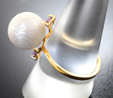 Золотое кольцо с крупной резной морской жемчужиной Edison 13,63 карата и пурпурными сапфирами