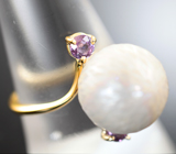 Золотое кольцо с крупной резной морской жемчужиной Edison 13,63 карата и пурпурными сапфирами