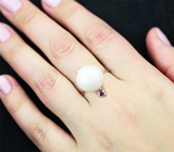 Золотое кольцо с крупной резной морской жемчужиной Edison 13,63 карата и пурпурными сапфирами